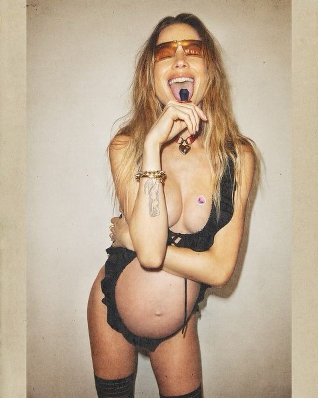 Беременная жена солиста Maroon 5 Беати Принслу устроила фотосессию в белье - фото 550923