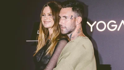 Беременная жена солиста Maroon 5 Беати Принслу устроила фотосессию в белье