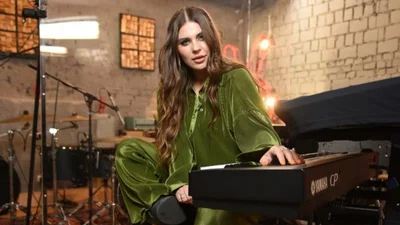 Сама собі перукар: Саша Заріцька показала, як власноруч пофарбувалася