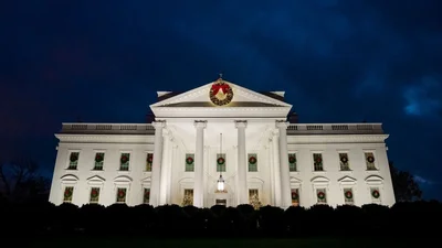 Рождество в Белом доме: Джилл Байден показала главную елку и декор резиденции