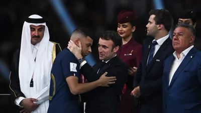 Все смеются над тем, как Эмманюэль Макрон успокаивает футболиста в финале ЧМ-2022