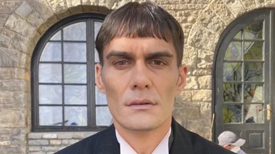 Разница шокирует: вот какой в реальной жизни актер, сыгравший дворецкого в "Уэнздей"