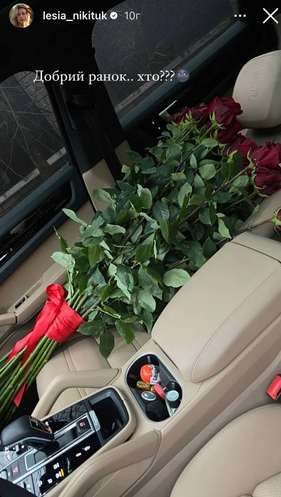 Леся Никитюк похвасталась роскошным букетом роз от известного блогера - фото 552637
