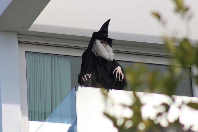 Шакира установила куклу ведьмы на балконе, чтобы затроллить бывшую свекровь - фото 552724