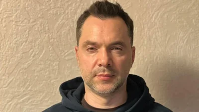 Ось як українські знаменитості потішно жартують над відставкою Арестовича