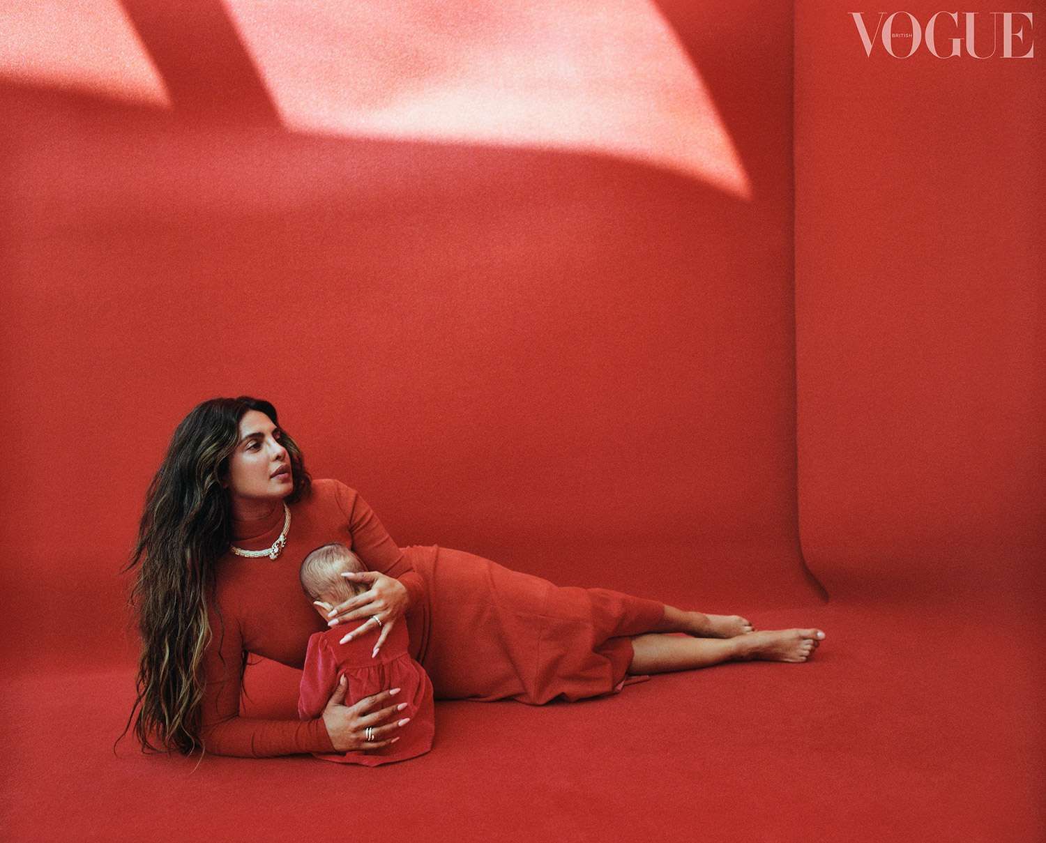 Пріянка Чопра прикрасила обкладинку Vogue з однорічною донькою - фото 552828