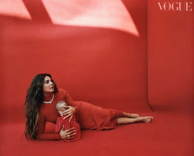 Приянка Чопра украсила обложку Vogue с годовалой дочерью - фото 552828