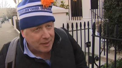 Борис Джонсон засвітився у Лондоні в шапці "Укрзалізниці"
