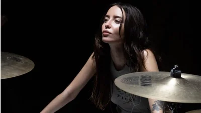 Секси DOROFEEVA в мокрой майке сыграла на барабанах в новом клипе "вотсап"