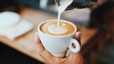 Молоко в кофе делает напиток более полезным