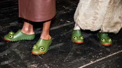 Лягушачьи лапки – новая трендовая обувь 2023 года, и это не шутка - фото 553338