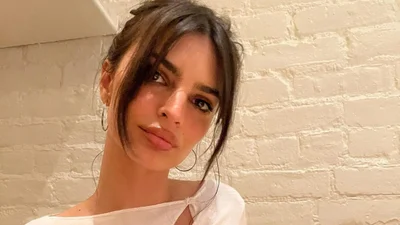 Эмили Ратажковски засветила коротенькую стрижку, но все внимание отвлекли ее голые соски