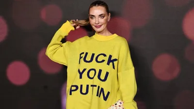 Алина Байкова в платье с надписью "FUCK YOU PUTIN" на открытии Недели моды в Нью-Йорке