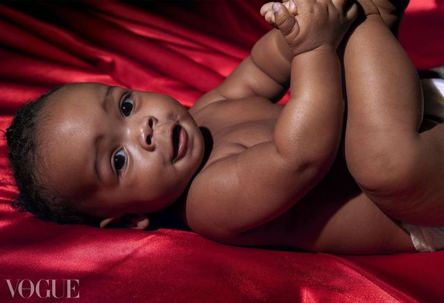 Семейная фотосессия: беременная Рианна с сыном и любимым ASAP Rocky на обложке Vogue - фото 553779
