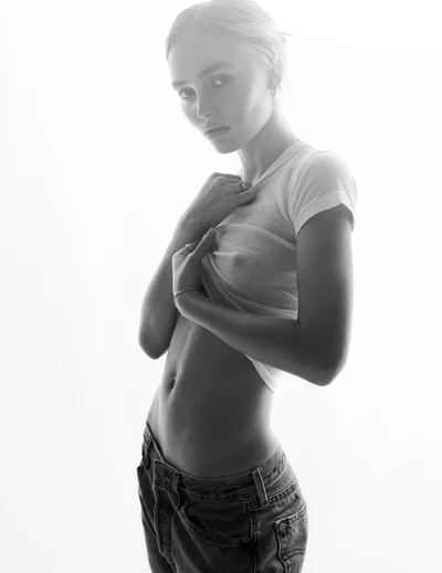Лили-Роуз Депп засветила голую грудь в откровенной фотосессии для глянца - фото 553967