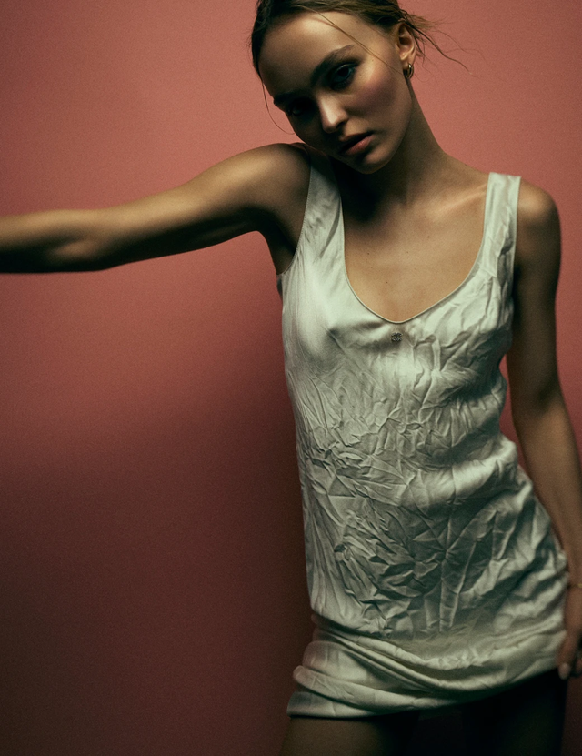Лили-Роуз Депп засветила голую грудь в откровенной фотосессии для глянца - фото 553972