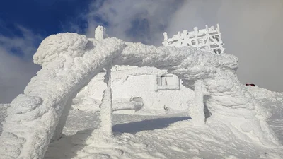 Казково-крижане видовище: гора Піп Іван після 5-денного снігового шторму