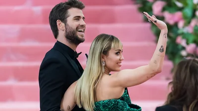 Лиам Хемсворт подал в суд на Майли Сайрус за клевету в песне "Flowers"