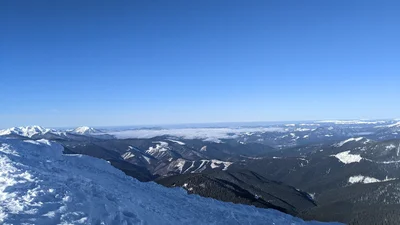 Словно из сказки: снег и мороз превратили в ледяную скульптуру качели в Карпатах