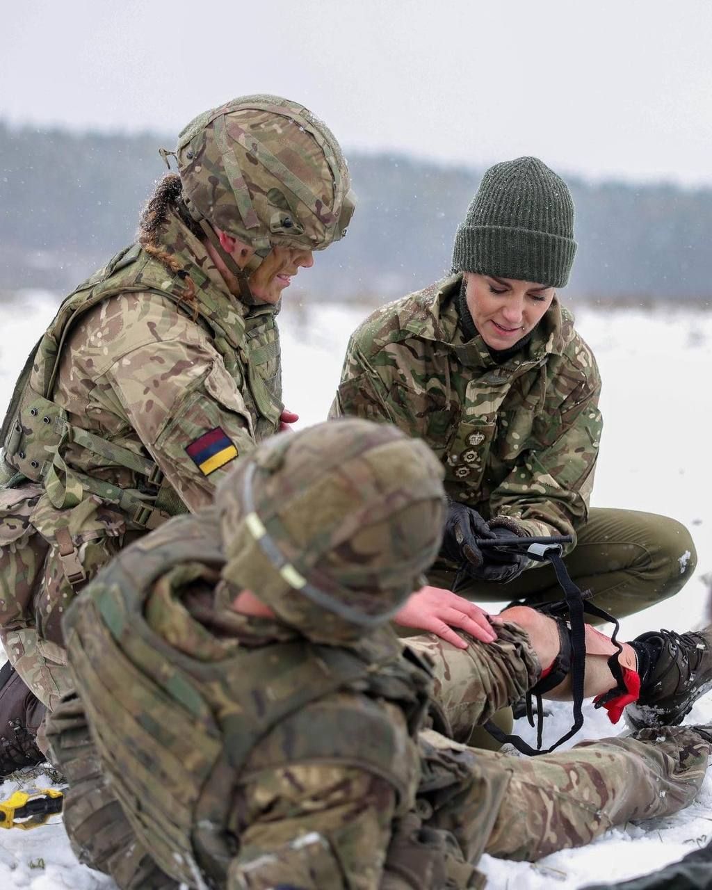 Кейт Миддлтон посетила военных, которые обучают ВСУ - 554531 Кейт Миддлтон посетила военных, которые обучают ВСУ - фото 554531