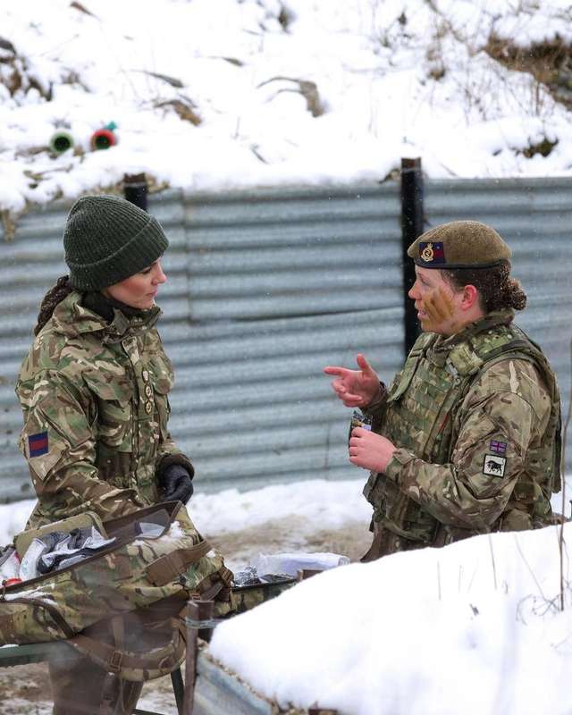 Кейт Миддлтон посетила военных, которые обучают ВСУ - фото 554532