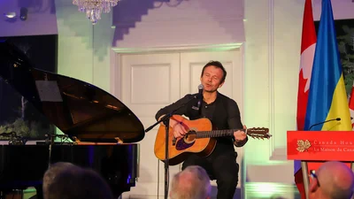 Святослав Вакарчук показал трогательное фото с Олегом Сенцовым и его сыном