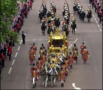 У золотій кареті і в військовій формі: стали відомі подробиці коронації Чарльза ІІІ - фото 554995