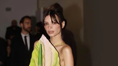 Эмили Ратаковски стригла волосы и сделала короткую стрижку пикси