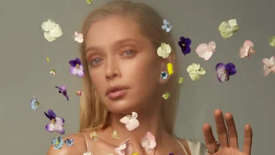 Вера Брежнева запремьерила новый клип на украиноязычную песню "Такi ми люди"