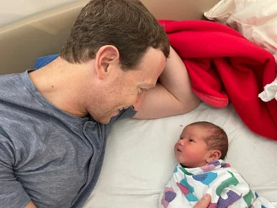 Марк Цукерберг поделился первым фото третьего ребенка - фото 555159