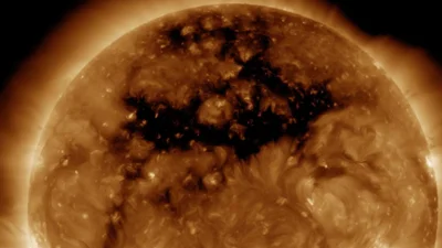 В 20 раз больше Земли: на Солнце образовалась новая гигантская "дыра"