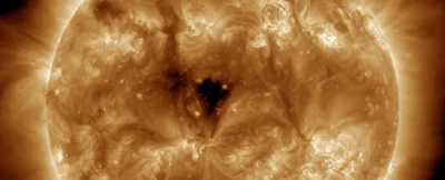 В 20 раз больше Земли: на Солнце образовалась новая гигантская 'дыра' - фото 555311