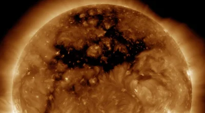 В 20 раз больше Земли: на Солнце образовалась новая гигантская 'дыра' - фото 555312
