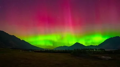 Редкое явление: над Новой Зеландией заметили чрезвычайно яркое южное сияние - фото 555321
