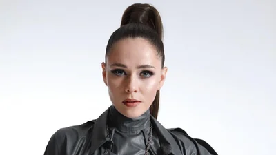 Как профи: Юлия Санина показала, как сама себе делает концертный макияж