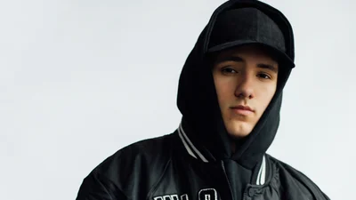 Нове ім'я в українській попмузиці - співак YAKTAK, чиї треки стають віральними трендами