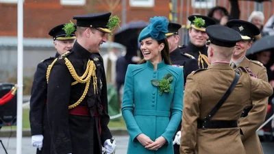 Принц Уильям и Кейт Миддлтон с детьми восхитили синим family-look на Пасху