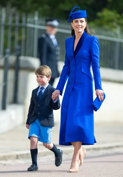 Принц Уильям и Кейт Миддлтон с детьми восхитили синим family-look на Пасху - фото 555694