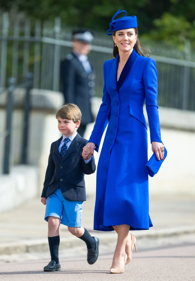 Принц Вільям і Кейт Міддлтон з дітьми замилували синім family-look на Великдень - фото 555694