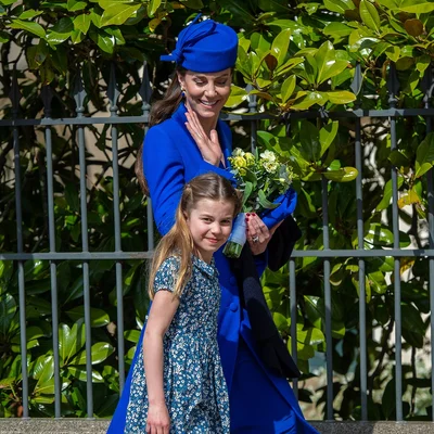 Принц Уильям и Кейт Миддлтон с детьми восхитили синим family-look на Пасху - фото 555695