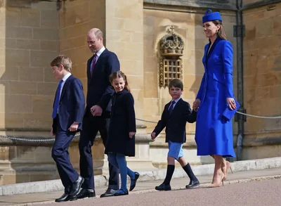 Принц Вільям і Кейт Міддлтон з дітьми замилували синім family-look на Великдень - фото 555696