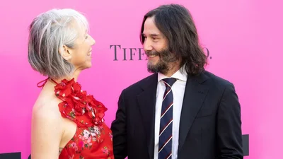 Миліше, ніж у кіно: Кіану Рівз публічно поцілував кохану Олександру Грант