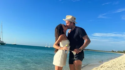 Виктория и Дэвид Бекхэм показывают, как стильно носить джинсовые образы этого сезона