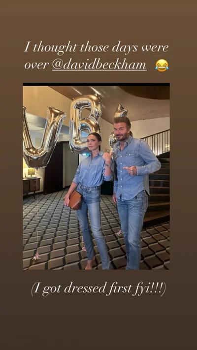 Вікторія і Девід Бекхеми показують, як стильно носити джинсові образи цього сезону - фото 556467