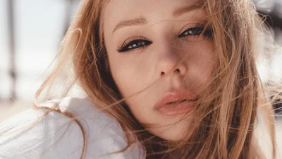Тина Кароль запремьерила клип на трек "HONEY & МЕД"