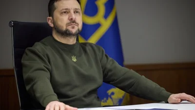 Боно из U2 нарисовал портрет Зеленского для обложки журнала The Atlantic