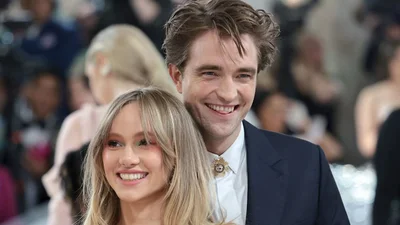 Роберт Паттинсон и Сьюки Уотерхаус появились вместе на Met Gala 2023