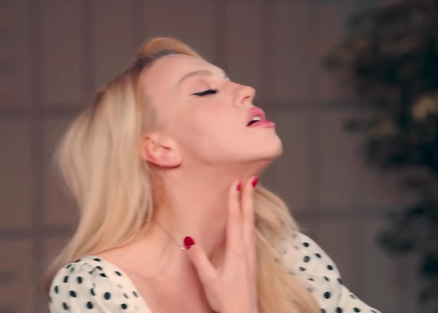 Оля Полякова рассказала, что делает для подтяжки лица - фото 556781