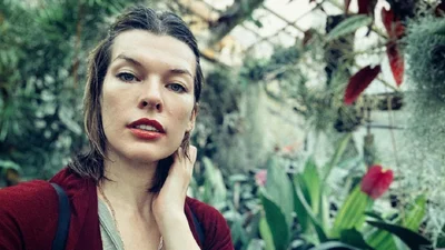 Сама себе парикмахер: Милла Йовович сделала себе короткую стрижку