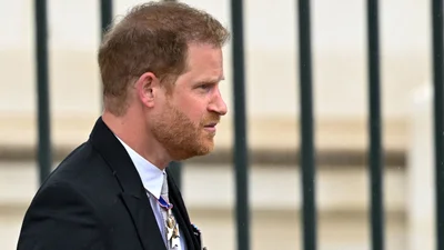 Непростая встреча с семьей: принц Гарри прибыл на коронацию своего отца